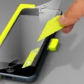 Cara Pasang Tempered Glass Di Ponsel Dengan Mudah Dan Cepat