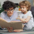 Interaksi hangat orang tua dan anak untuk mendukung cara membangun karakter anak sejak dini