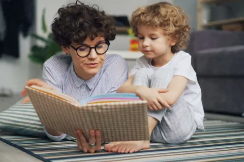 Interaksi hangat orang tua dan anak untuk mendukung cara membangun karakter anak sejak dini