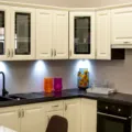 Inspirasi desain lemari dapur minimalis modern yang awet dan fungsional sebagai panduan cara memilih kitchen set terbaik.
