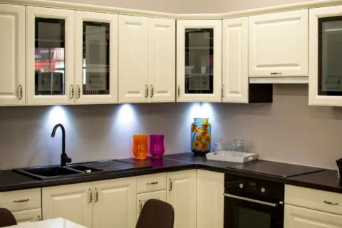 Inspirasi desain lemari dapur minimalis modern yang awet dan fungsional sebagai panduan cara memilih kitchen set terbaik.