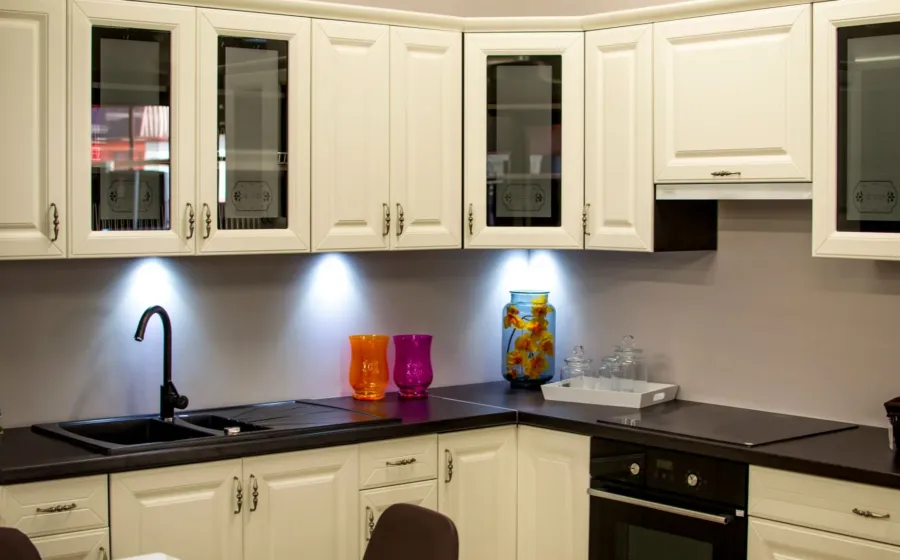 Inspirasi desain lemari dapur minimalis modern yang awet dan fungsional sebagai panduan cara memilih kitchen set terbaik.