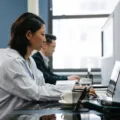 Seseorang sedang menerapkan cara memilih laptop kerja terbaik untuk produktivitas di meja kantor