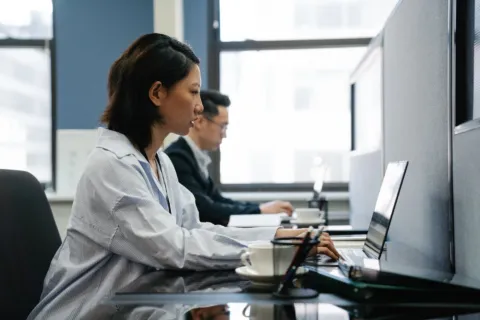 Seseorang sedang menerapkan cara memilih laptop kerja terbaik untuk produktivitas di meja kantor
