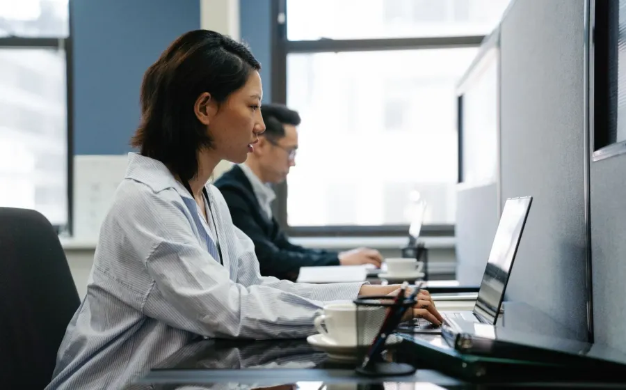 Seseorang sedang menerapkan cara memilih laptop kerja terbaik untuk produktivitas di meja kantor