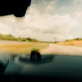Mobil SUV tangguh sedang melaju di jalan tol trans Jawa untuk perjalanan jauh yang nyaman