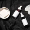 Deretan botol serum dan krim pelembap wajah sebagai bagian dari cara memilih skincare yang tepat