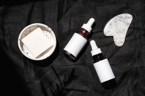 Deretan botol serum dan krim pelembap wajah sebagai bagian dari cara memilih skincare yang tepat