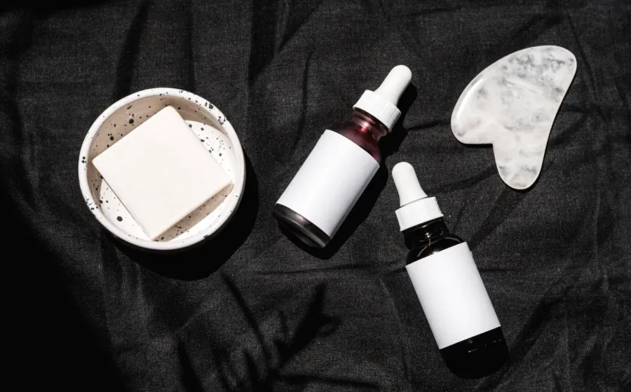 Deretan botol serum dan krim pelembap wajah sebagai bagian dari cara memilih skincare yang tepat