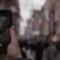 Ilustrasi cara memilih smartphone harian terbaik dengan mempertimbangkan spesifikasi dan performa yang sesuai kebutuhan