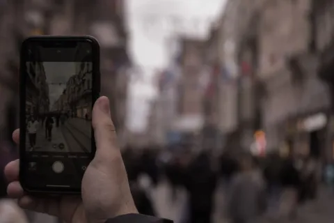Ilustrasi cara memilih smartphone harian terbaik dengan mempertimbangkan spesifikasi dan performa yang sesuai kebutuhan
