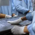 Tim produksi sedang melakukan pengecekan untuk meningkatkan kualitas produk di pabrik