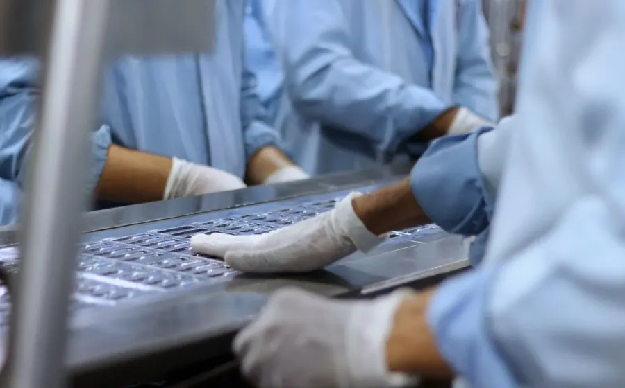 Tim produksi sedang melakukan pengecekan untuk meningkatkan kualitas produk di pabrik