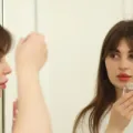 Langkah cara merawat wajah berminyak menggunakan produk skincare yang tepat agar kulit bebas kilap