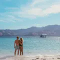 Pemandangan pantai eksotis dari destinasi wisata romantis di Indonesia yang cocok untuk pasangan bulan madu