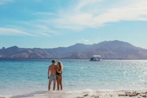 Pemandangan pantai eksotis dari destinasi wisata romantis di Indonesia yang cocok untuk pasangan bulan madu