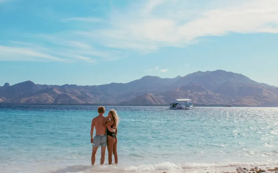 Pemandangan pantai eksotis dari destinasi wisata romantis di Indonesia yang cocok untuk pasangan bulan madu