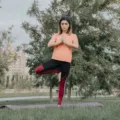 Ilustrasi gaya hidup seimbang yang menggabungkan meditasi, makanan sehat, dan manajemen waktu yang baik