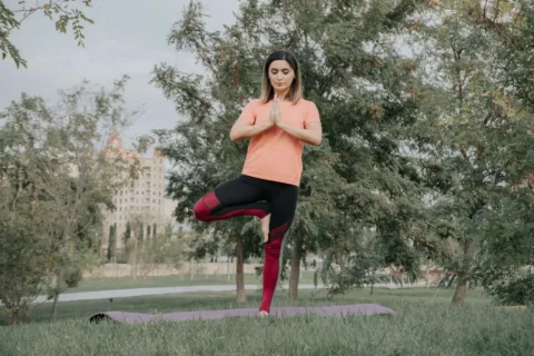 Ilustrasi gaya hidup seimbang yang menggabungkan meditasi, makanan sehat, dan manajemen waktu yang baik