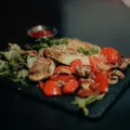 Pilihan makanan sehat untuk makan malam berupa dada ayam panggang dengan sayuran segar