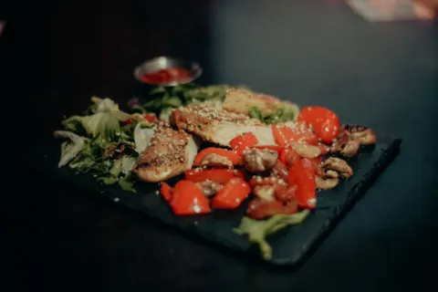 Pilihan makanan sehat untuk makan malam berupa dada ayam panggang dengan sayuran segar