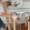 Ilustrasi printer untuk rumah tipe ink tank diletakkan di atas meja kerja yang rapi