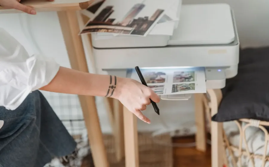 Ilustrasi printer untuk rumah tipe ink tank diletakkan di atas meja kerja yang rapi