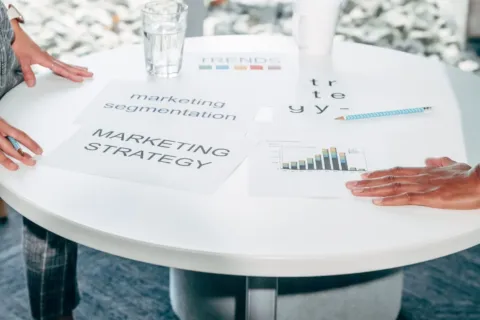 Tim profesional sedang merancang strategi pemasaran bisnis modern di papan tulis kantor