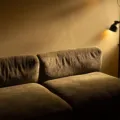 Inspirasi desain ruang tamu nyaman dengan sofa empuk warna krem dan pencahayaan hangat alami