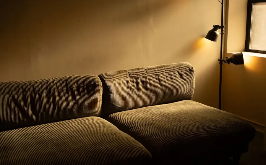 Inspirasi desain ruang tamu nyaman dengan sofa empuk warna krem dan pencahayaan hangat alami