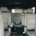 Keluarga bahagia sedang menikmati perjalanan menggunakan mobil keluarga terbaru yang nyaman