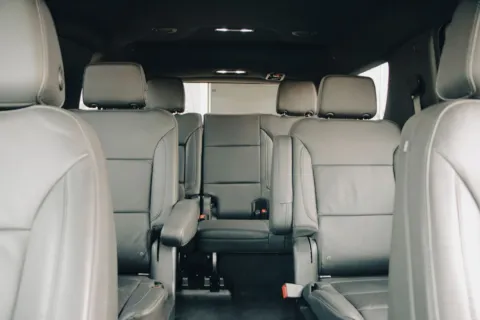 Keluarga bahagia sedang menikmati perjalanan menggunakan mobil keluarga terbaru yang nyaman