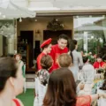 Inspirasi padu padan pakaian acara keluarga yang modis dan nyaman untuk momen foto bersama