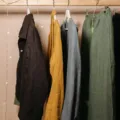 Gaya kasual dengan pakaian cuaca panas berbahan linen yang longgar dan adem