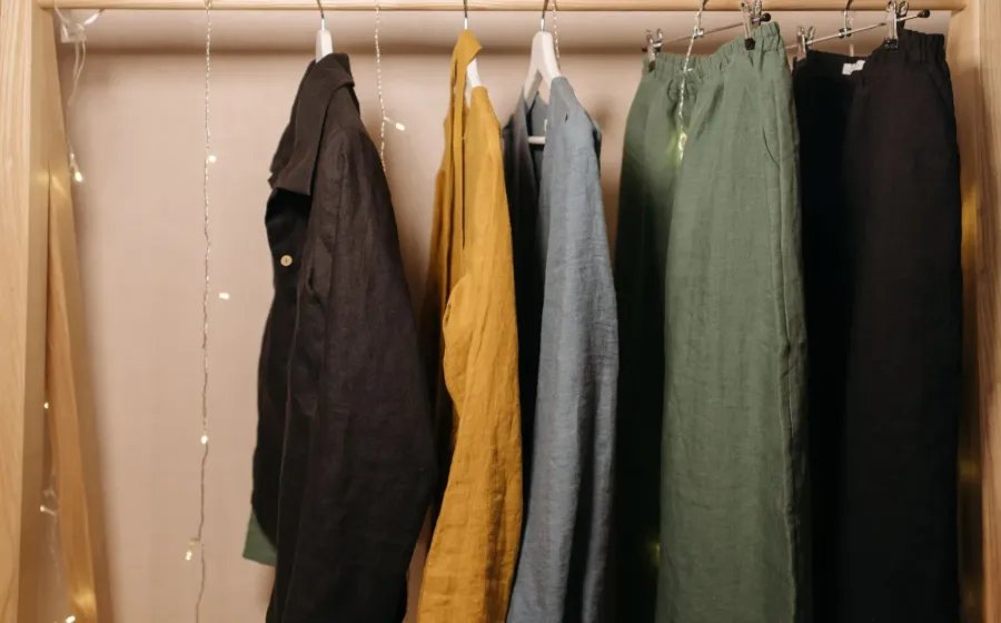 Gaya kasual dengan pakaian cuaca panas berbahan linen yang longgar dan adem