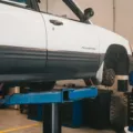 Mekanik sedang melakukan perawatan rutin pada mesin mobil agar tidak cepat rusak
