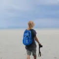 Wisata solo traveler menikmati pemandangan alam hijau yang tenang dan damai