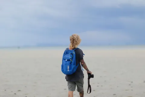 Wisata solo traveler menikmati pemandangan alam hijau yang tenang dan damai