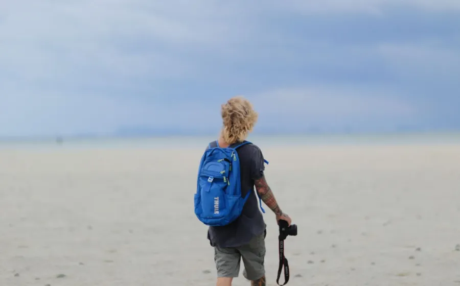 Wisata solo traveler menikmati pemandangan alam hijau yang tenang dan damai