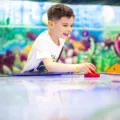 Anak-anak sedang bermain lompat tali bersama di ruang tengah rumah agar tetap aktif bergerak