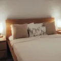 Pilihan lampu kamar tidur dengan pencahayaan hangat untuk menciptakan suasana estetik dan menenangkan