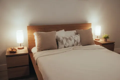 Pilihan lampu kamar tidur dengan pencahayaan hangat untuk menciptakan suasana estetik dan menenangkan