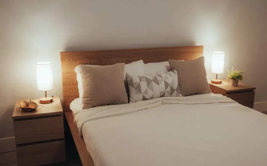 Pilihan lampu kamar tidur dengan pencahayaan hangat untuk menciptakan suasana estetik dan menenangkan
