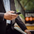 Ilustrasi cara memilih smartphone untuk kerja yang produktif guna mendukung aktivitas harian para profesional