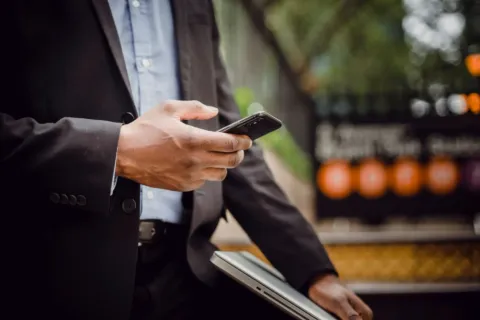 Ilustrasi cara memilih smartphone untuk kerja yang produktif guna mendukung aktivitas harian para profesional