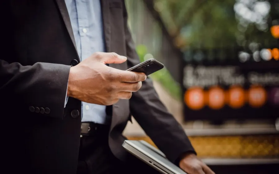 Ilustrasi cara memilih smartphone untuk kerja yang produktif guna mendukung aktivitas harian para profesional