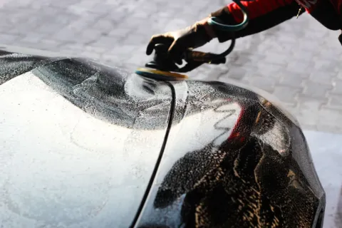 Cara merawat mobil agar tetap bersih dengan mencuci bodi menggunakan lap mikrofiber berkualitas