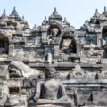 Pengunjung sedang mengamati pemandangan megah candi bersejarah sebagai salah satu destinasi wisata edukatif di Indonesia.