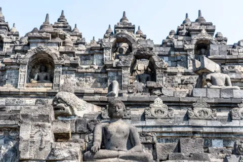 Pengunjung sedang mengamati pemandangan megah candi bersejarah sebagai salah satu destinasi wisata edukatif di Indonesia.