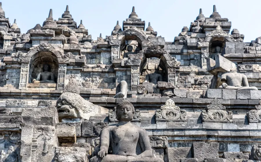 Pengunjung sedang mengamati pemandangan megah candi bersejarah sebagai salah satu destinasi wisata edukatif di Indonesia.